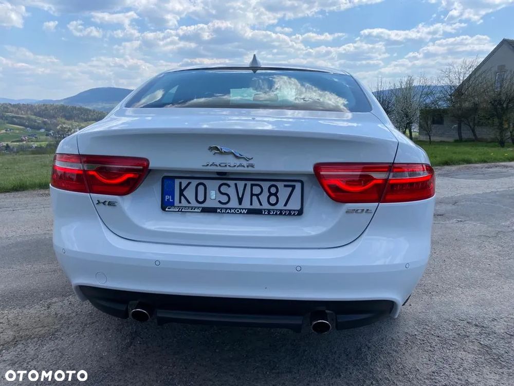 Jaguar XE 2.0 T Prestige - 9