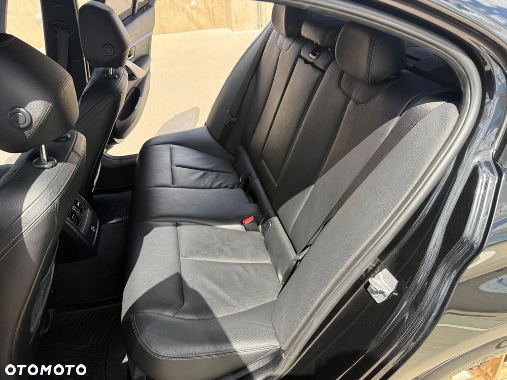 BMW Seria 3 330i M Sport - 29