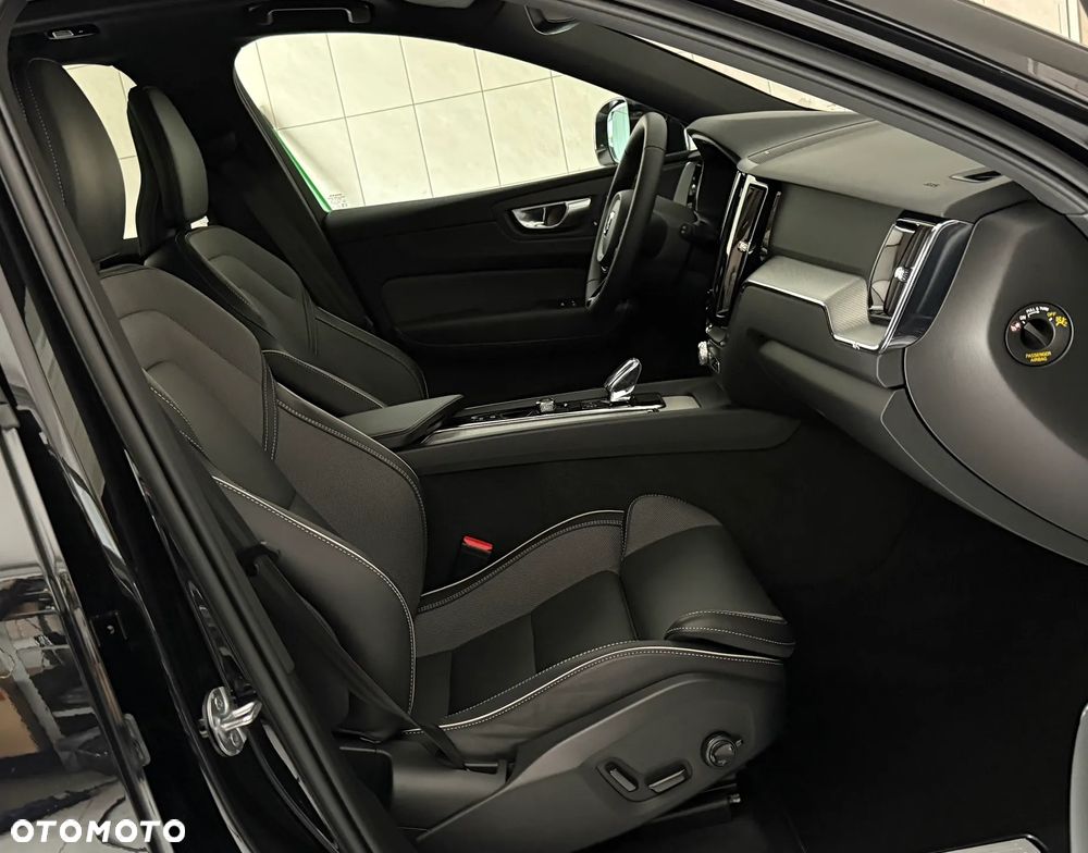 Volvo XC 60 B4 D Plus Dark - 11