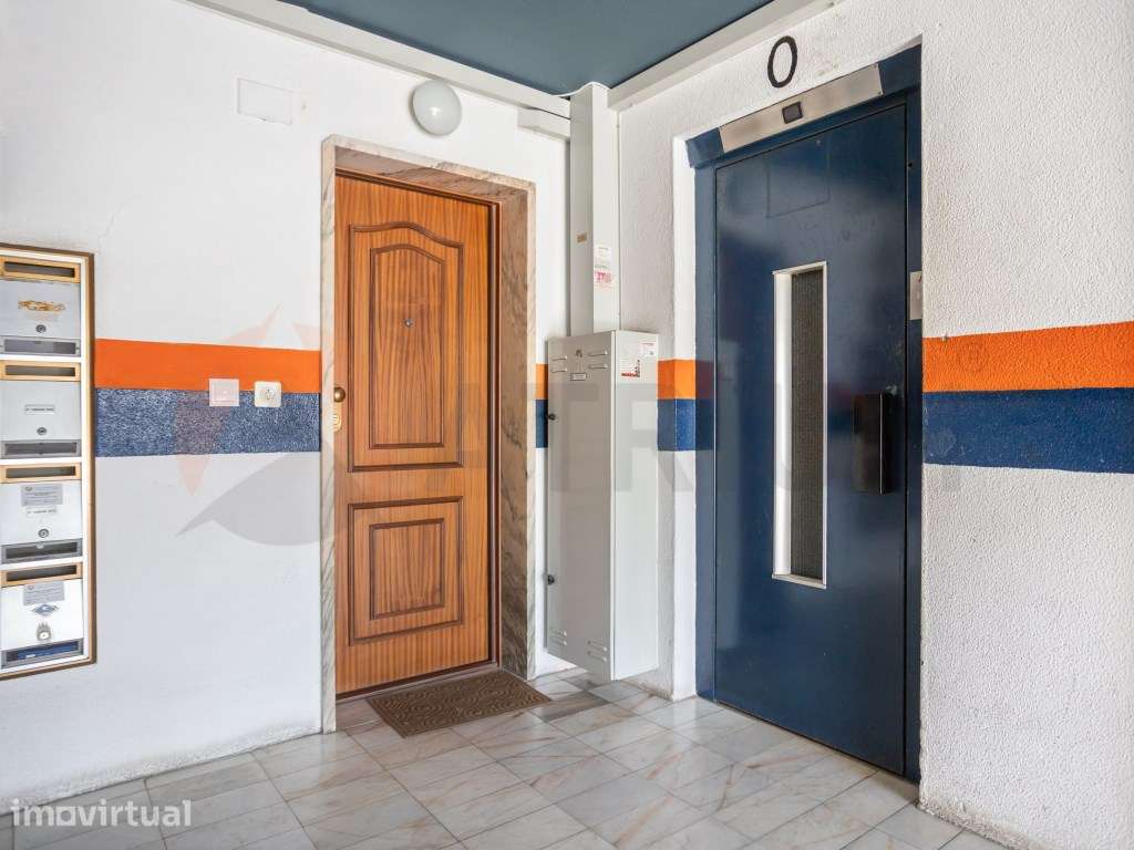 Apartamento T2 parcialmente remodelado em Setúbal (Monte Belo Sul) - Grande imagem: 3/23
