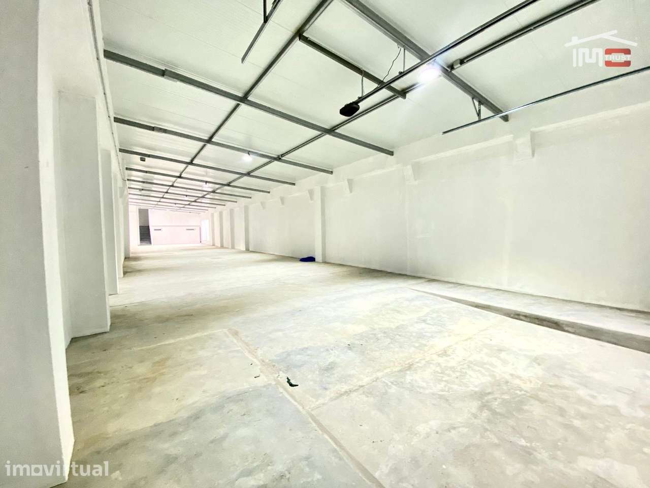 Excelente Armazém com 408 m² -Portão Automático e Salas de Escritório - Grande imagem: 3/34