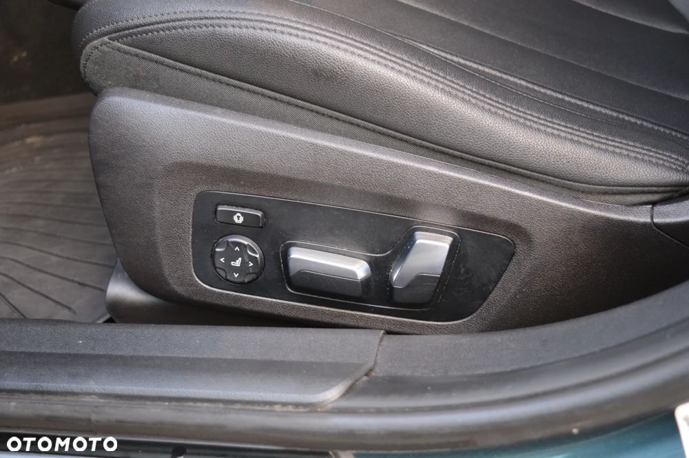 BMW Seria 3 330i - 34