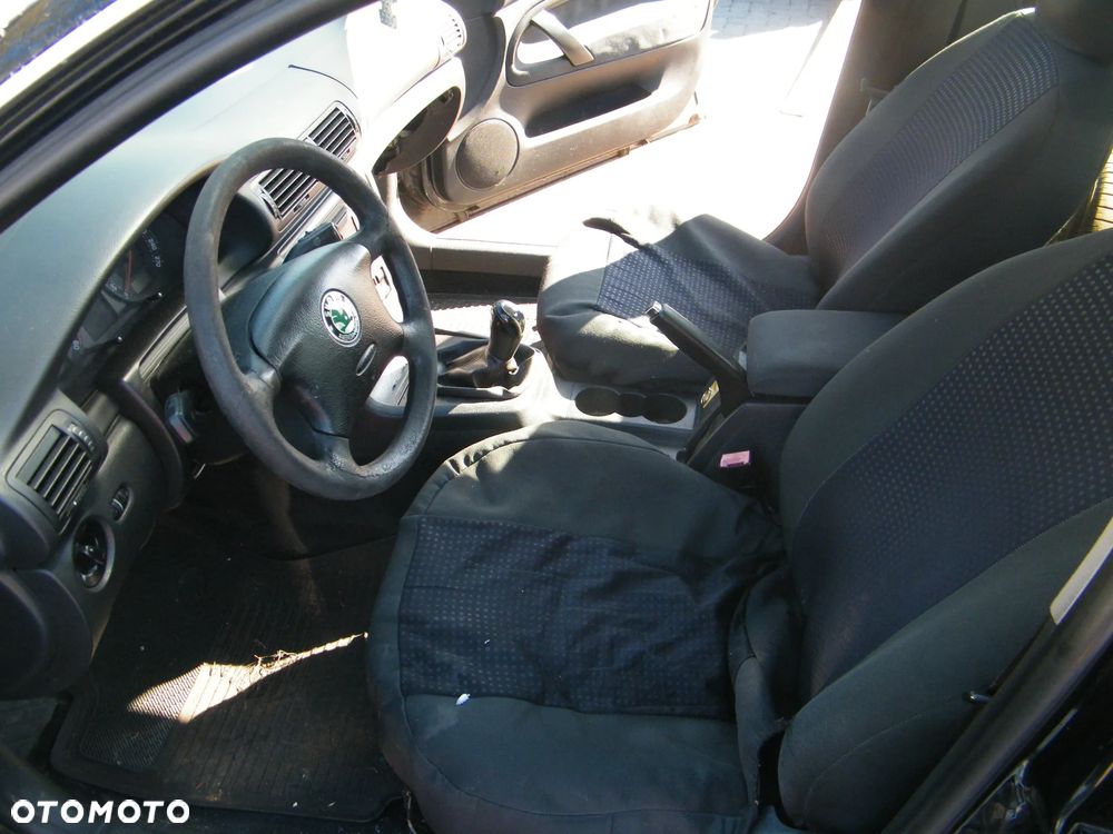 Skoda Superb I (02-05r.) 1.9 TDI 100KM. Silnik AVB Skrzynia EEN lakier LF7R. Cały na części. GWARANCJA !!!  Przód Tył Zestaw Komplet Drzwi Klapa Zderzak Błotnik Maska Grill Atrapa Szyba Pas Lampa Lusterko Boczki Fotel Kanapa Kokpit Deska Rozdzielcza Przełącznik Włącznik Sterownik Przewody Wiązka Instalacja Moduł Komputer Czujnik Listwa Pompa Alternator Wtryski Głowica Rozrusznik Kompresor Sprzęgło Dwumas Silnik Skrzynia ABS Klimatyzacji Paliwa Wspomagania Kolektor Turbina Przepustnica Zawór Chłodnica Koło Hak Belka Sanki Zawieszenie Mcpherson Półoś Amortyzator Wydech Tłumik Zacisk Most - 8
