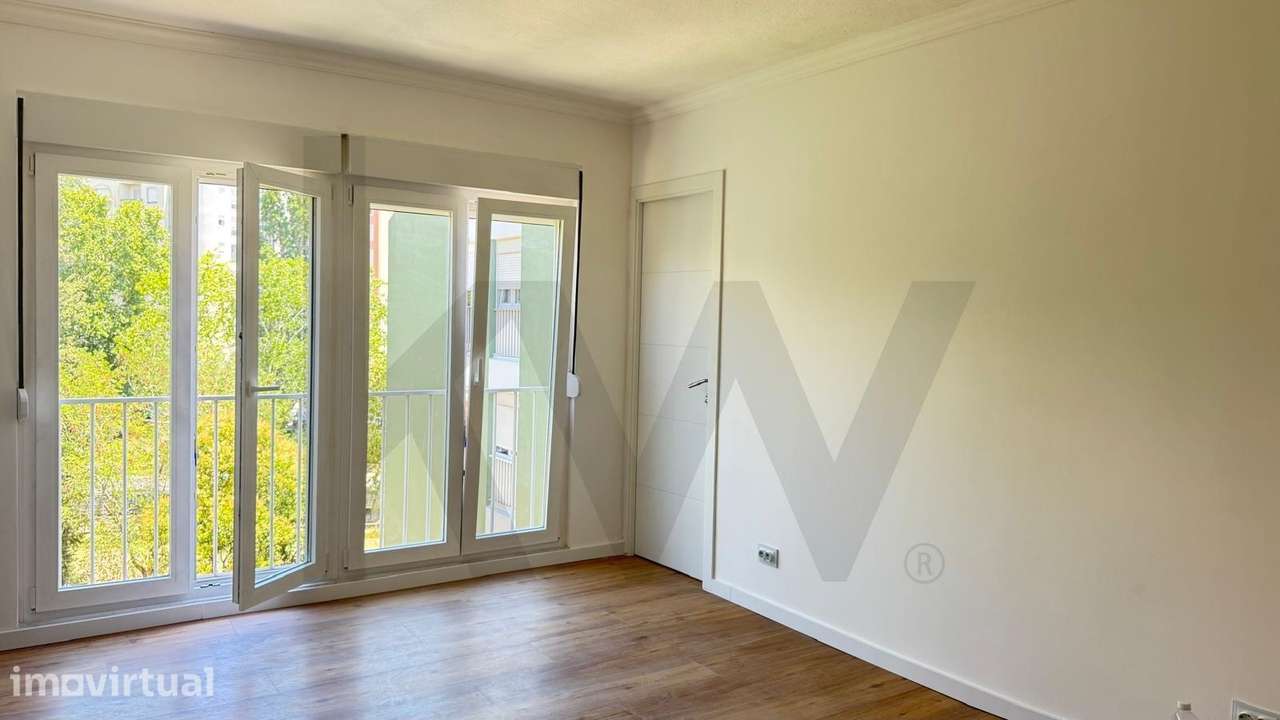 Apartamento T2 completamente renovado junto Estação de Massamá - Grande imagem: 2/23