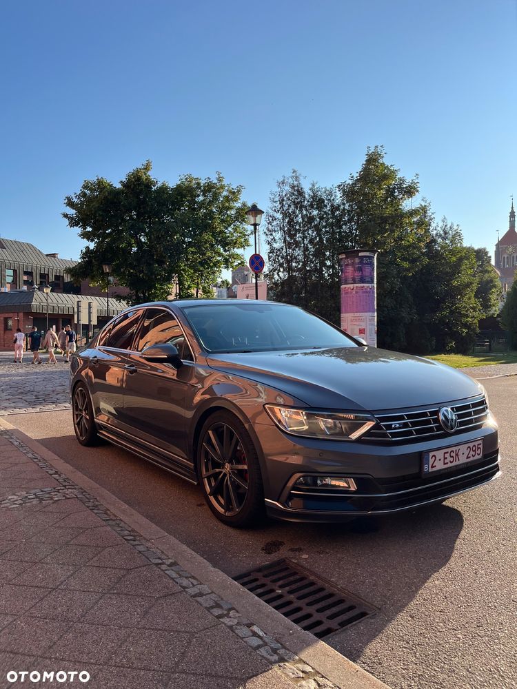 Volkswagen Passat - 1
