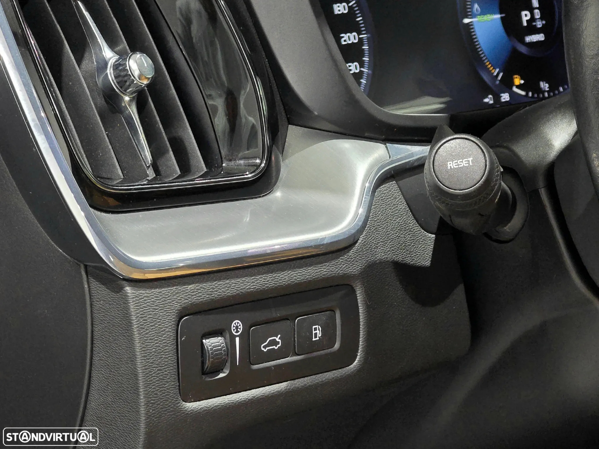 Volvo XC 60 2.0 T8 PHEV Momentum AWD - 32