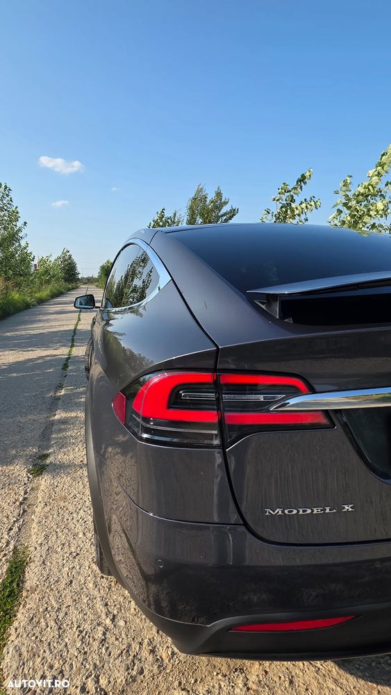 Tesla Model X - 13