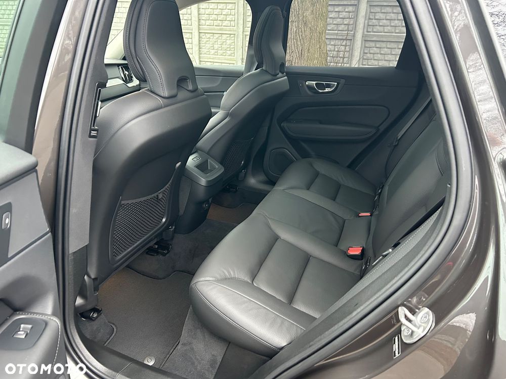 Volvo XC 60 B5 B AWD Plus Dark - 12