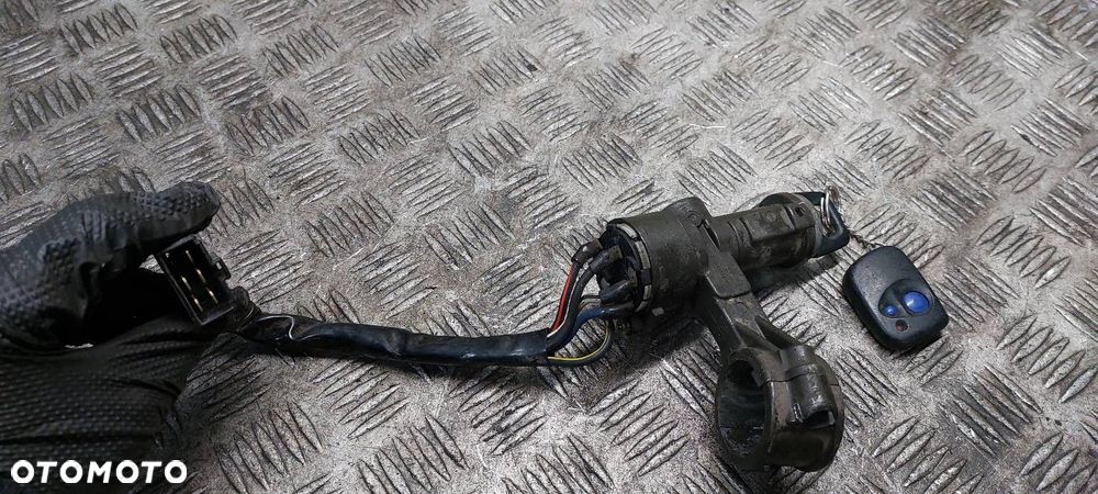 STACYJKA Z KLUCZYKIEM ISUZU TROOPER I - 2