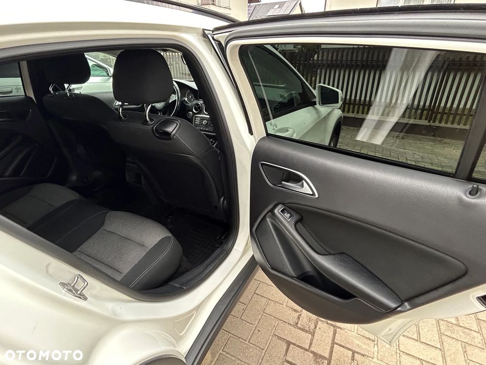 Mercedes-Benz GLA 200 d 7G-DCT - 15