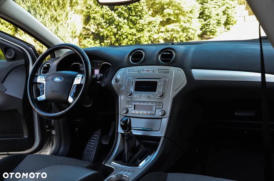 Ford Mondeo 2.0 Ambiente - 32