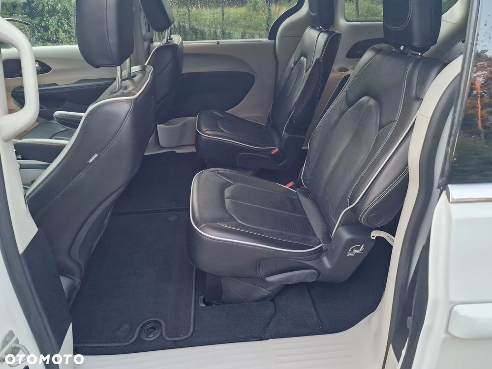 Chrysler Pacifica - 11