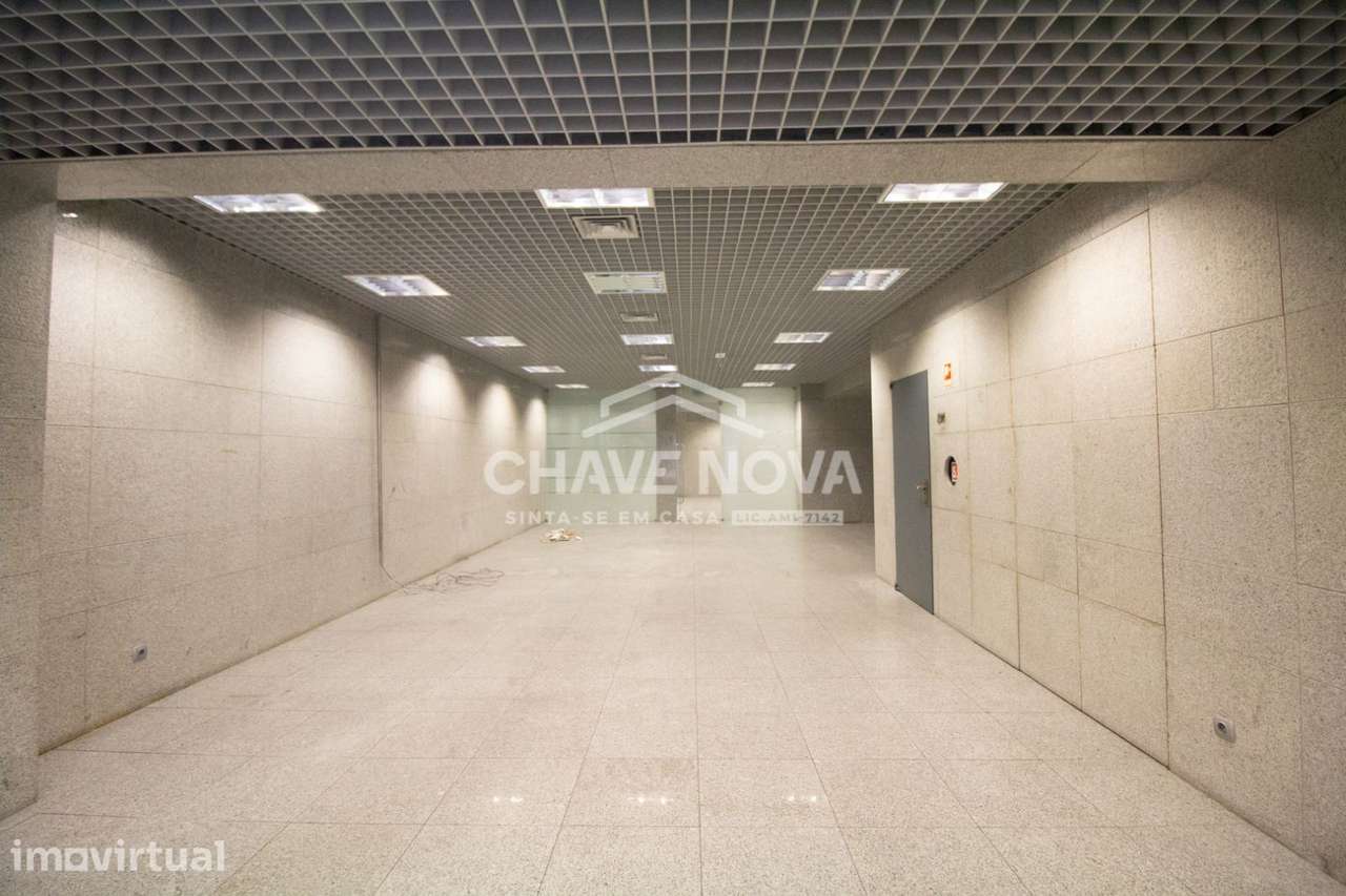 Estabelecimento Comercial c/ 2 pisos na Avenida da Boavista - Grande imagem: 5/25