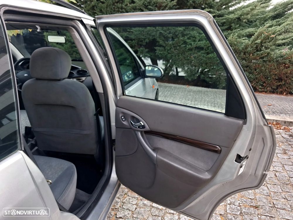 Ford Focus SW 1.6 Ghia - 24