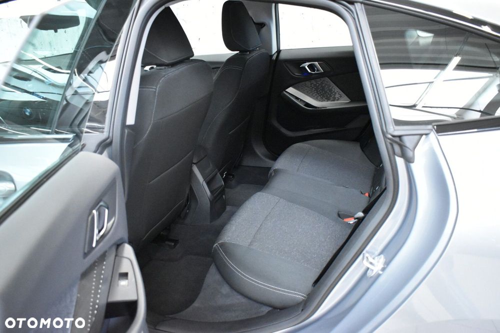 BMW Seria 2 220i mHEV - 17