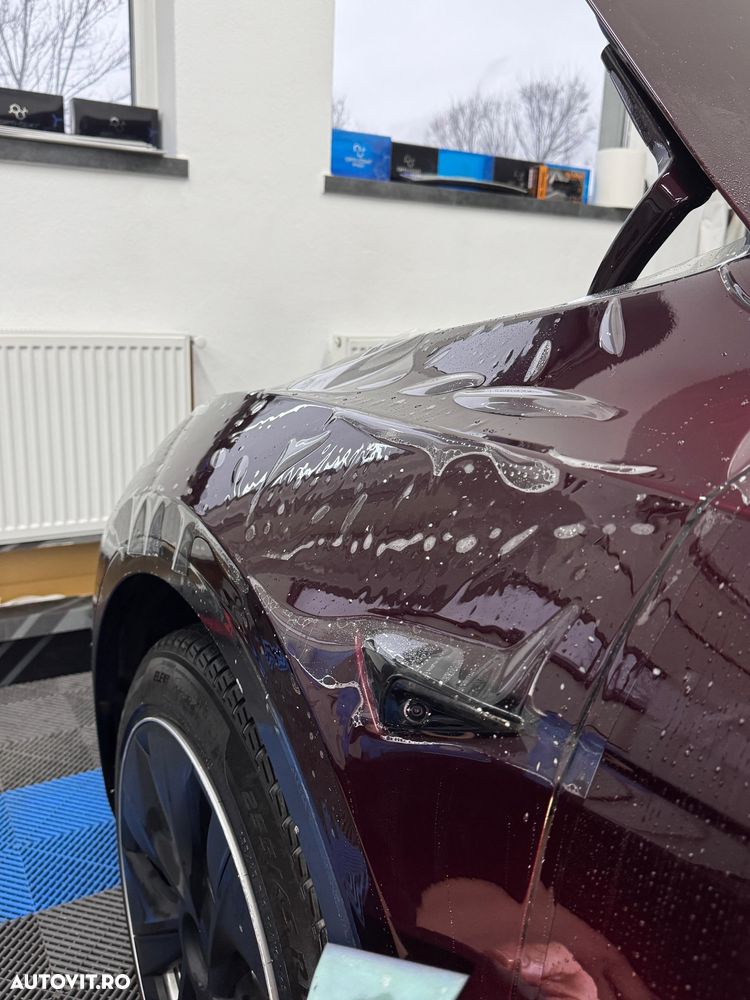 Tesla Model Y - 8