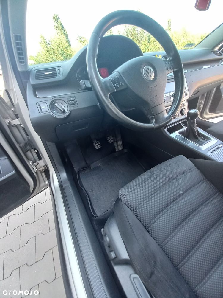 Volkswagen Passat 1.9 TDI DPF BlueMotion - 27