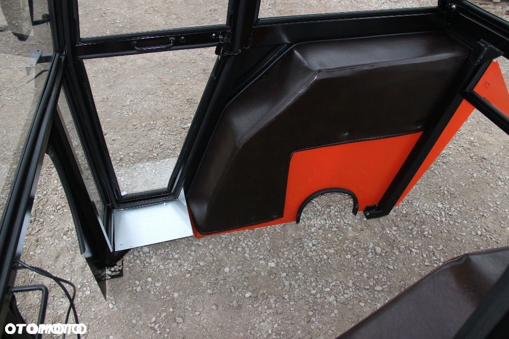 Kabina ciągnikowa C330 C 330 do ciągnika C330 z błotnikami CE - 2