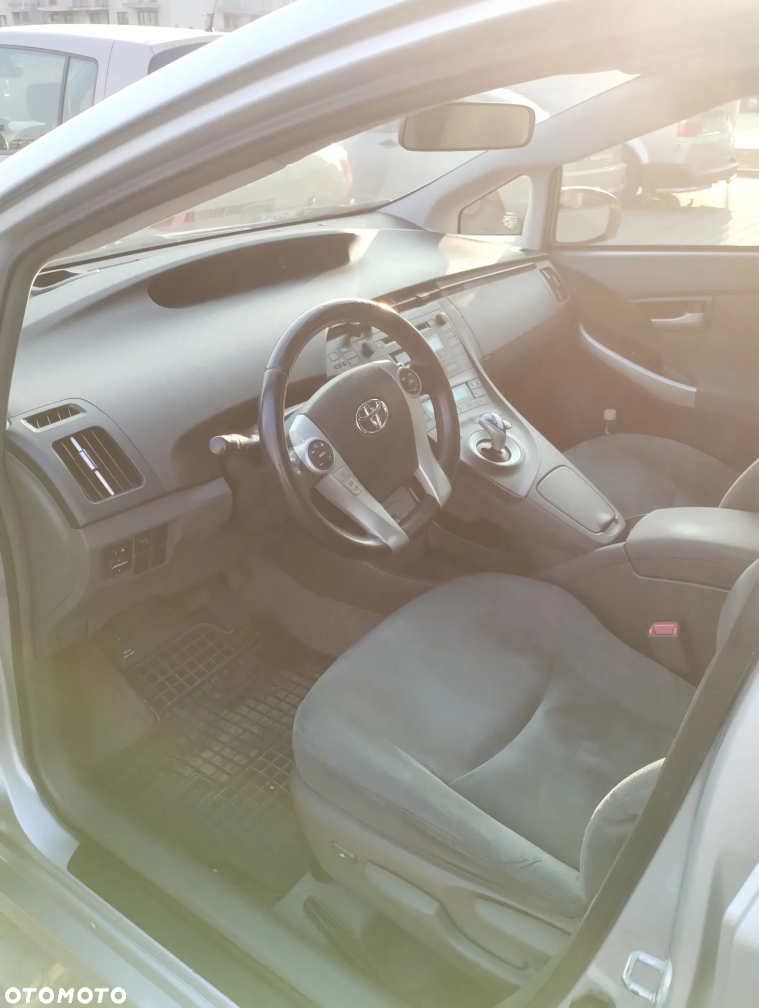 Toyota Prius (Hybrid) - 5