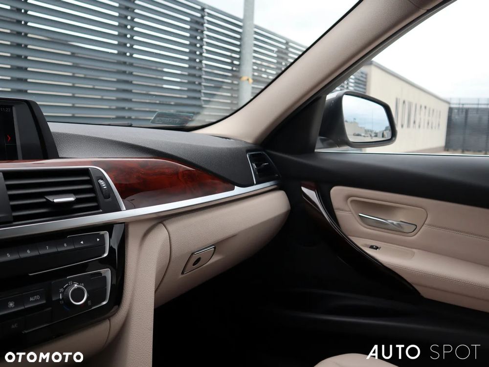 BMW Seria 3 320d xDrive Advantage - 35