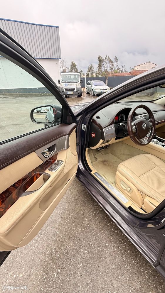 Jaguar XF 2.7 D V6 Premium Luxury - 9