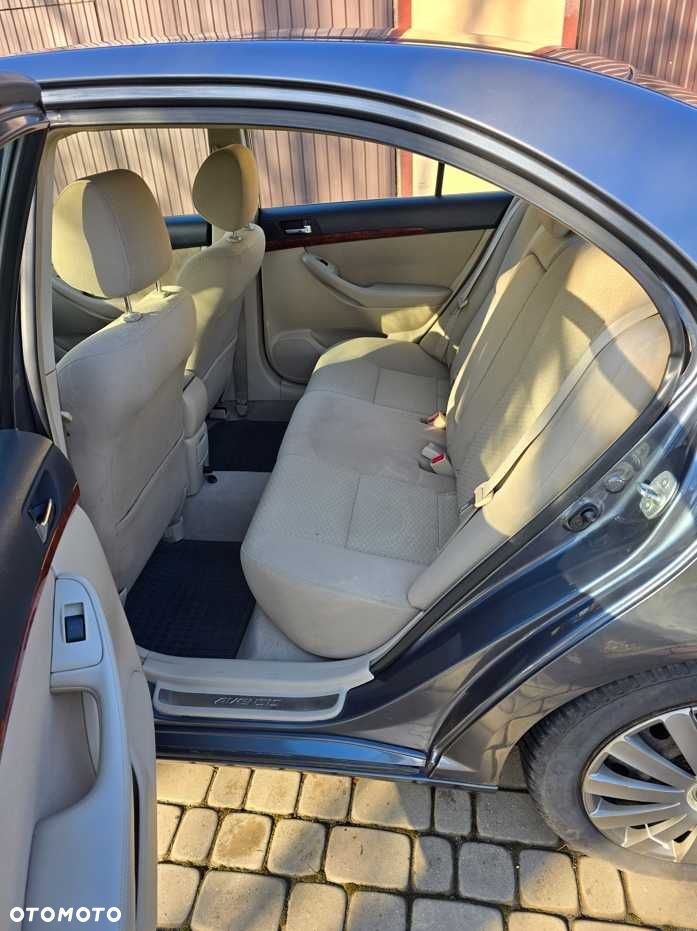 Toyota Avensis - 8