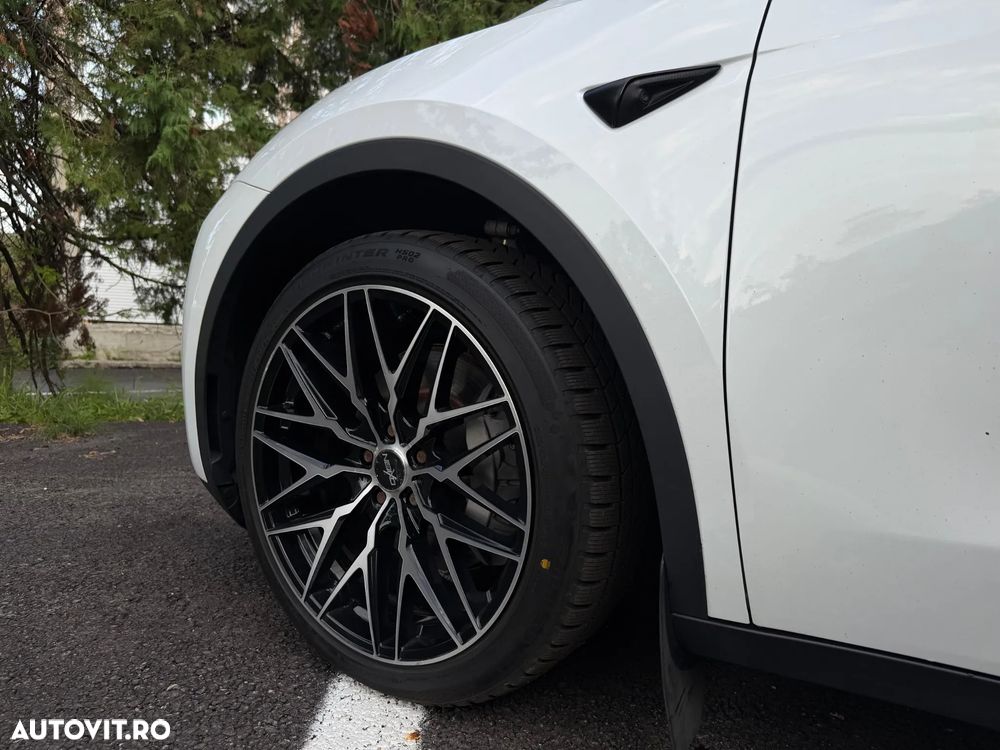 Tesla Model Y Long Range Dual Motor AWD - 28