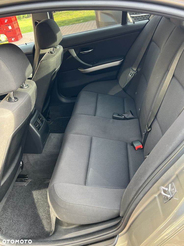 BMW Seria 3 318d - 23
