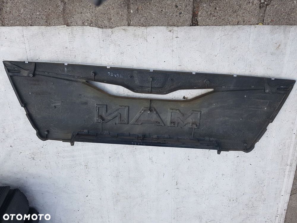 GRILL ATRAPA EMBLEMAT MAN TGX EURO 6 - 2