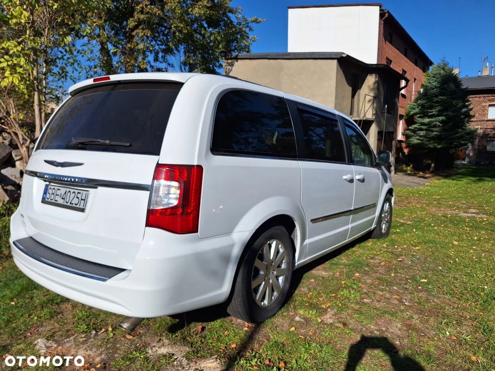 Chrysler Town & Country - 16