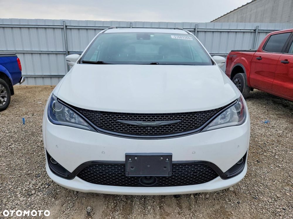 Chrysler Pacifica - 2