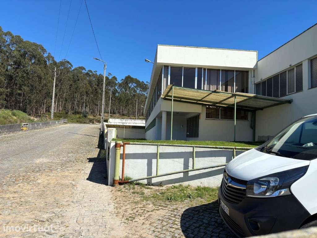 Armazém junto autoestrada com escritórios na Trofa - Grande imagem: 2/6