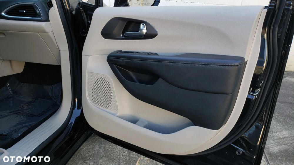 Chrysler Pacifica - 26