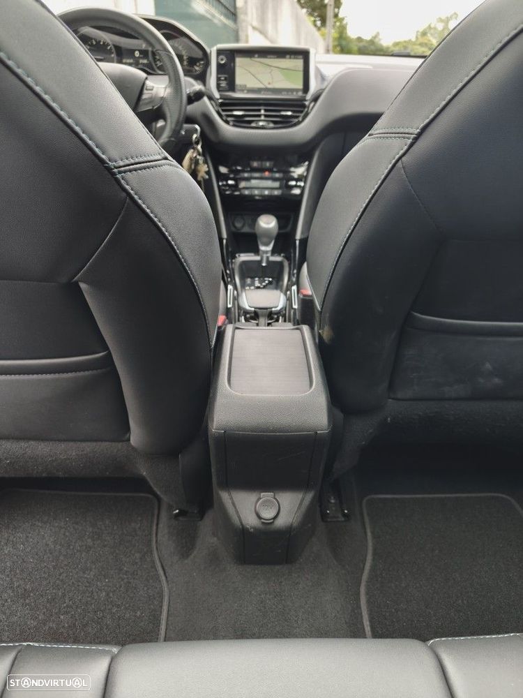 Peugeot 2008 1.2 PureTech Allure EAT6 - 28