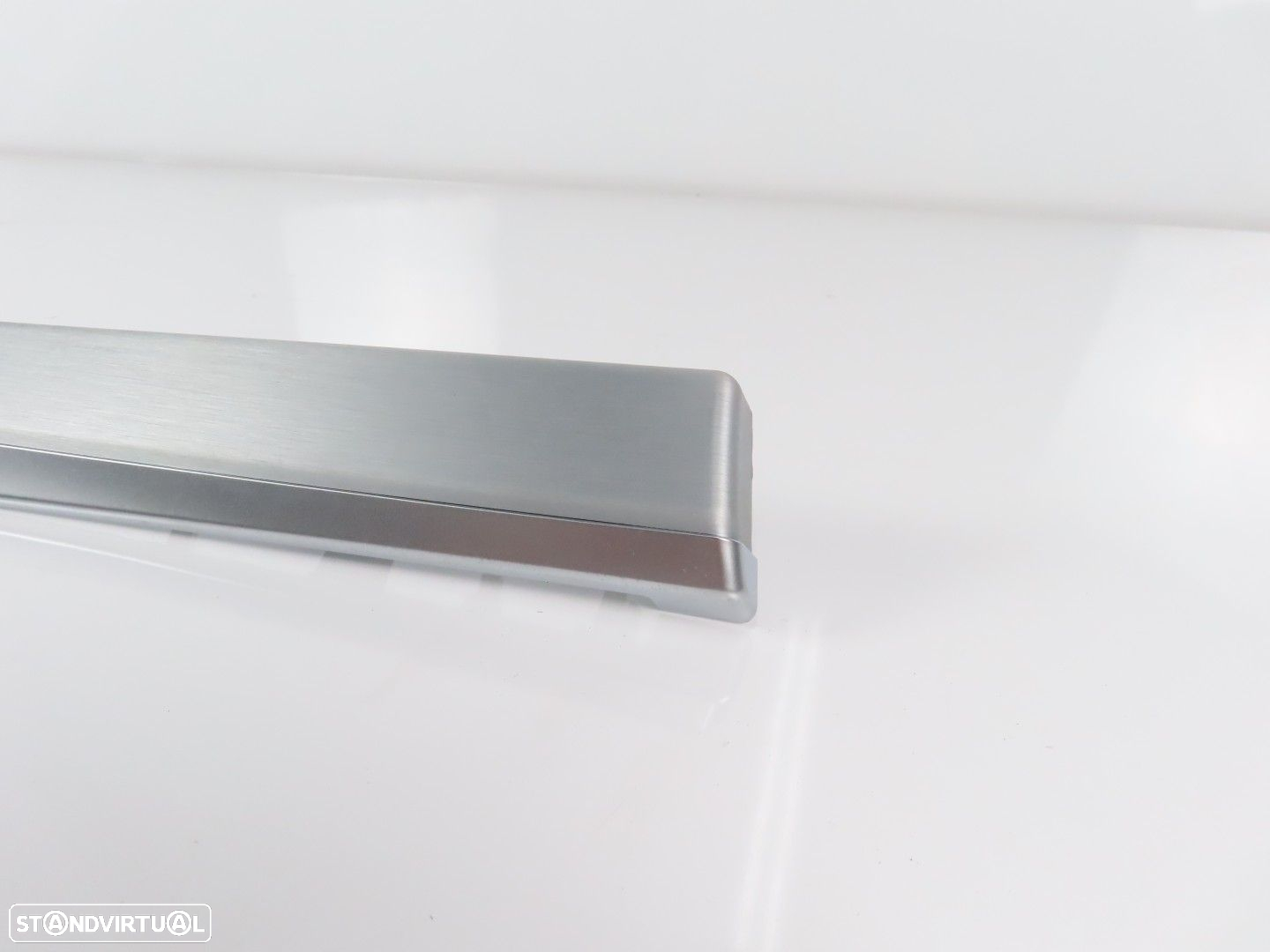 Friso da porta em Alumínio Escovado Esquerdo/Trás Seminovo/ Original BMW 5 (F10)... - 2