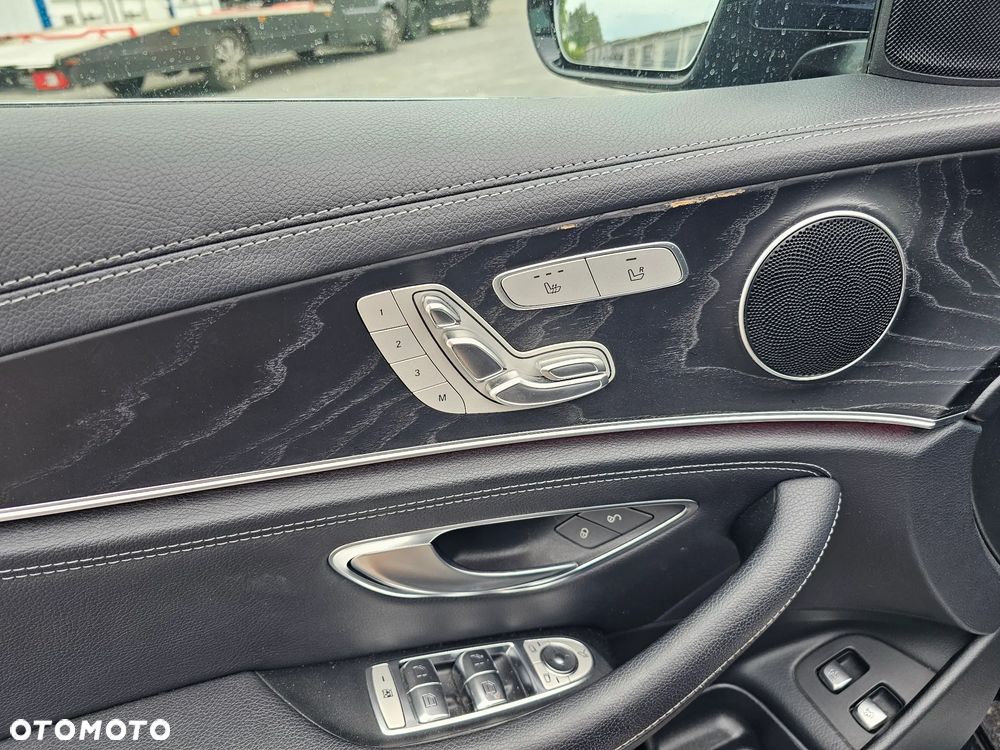 Mercedes-Benz Klasa E 220 d 4Matic 9G-TRONIC AMG Line - 29