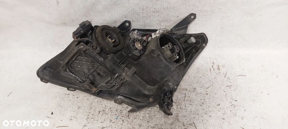 .  PRZOD PRZEDNIA LAMPA PRAWA TOYOTA AVENSIS T25 - 5