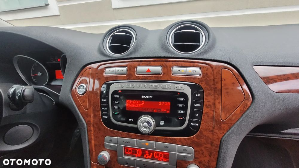 Ford Mondeo 2.0 Ghia - 25