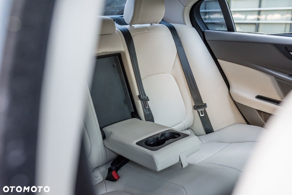 Jaguar XE 2.0 T Prestige - 22