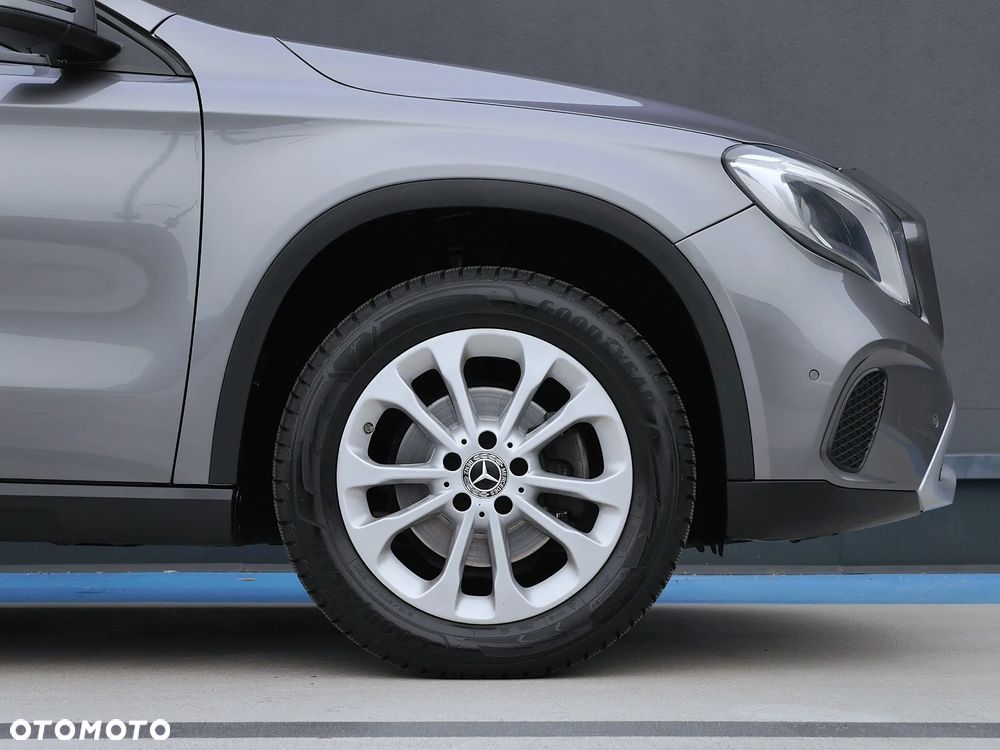 Mercedes-Benz GLA 180 7G-DCT - 38