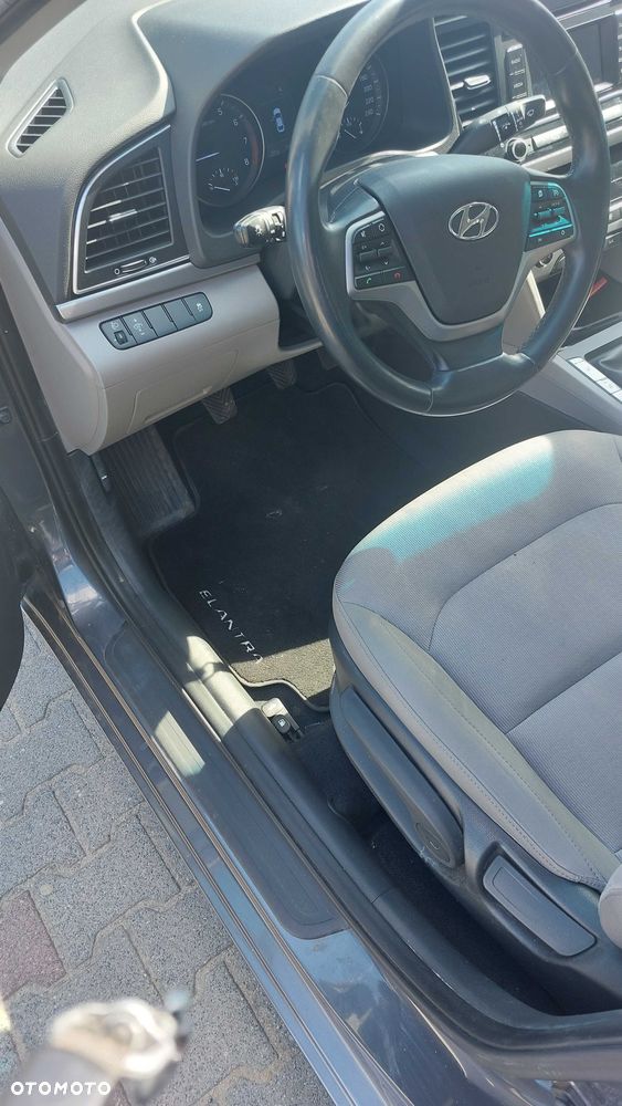 Hyundai Elantra - 3