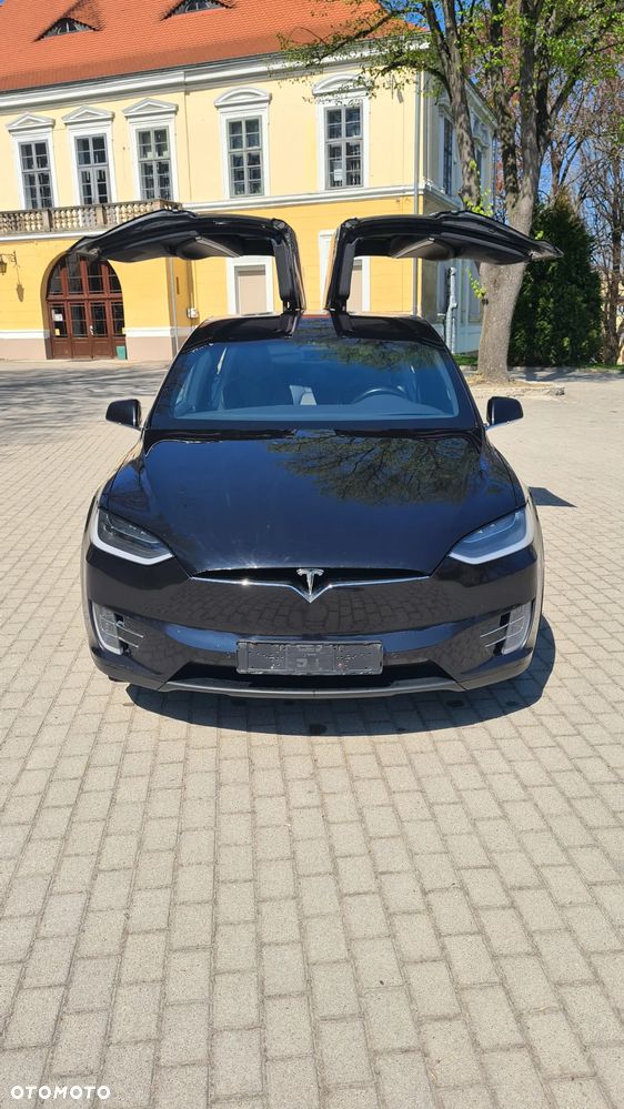 Tesla Model X - 9