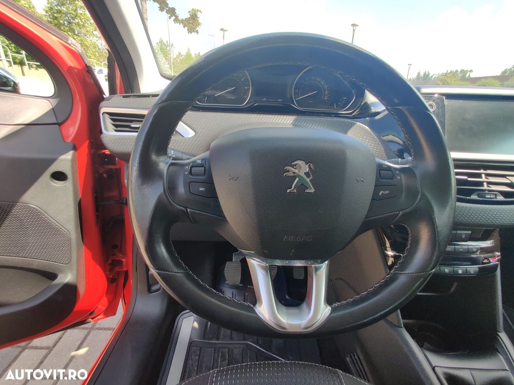Peugeot 208 1.2 L PureTech Turbo STT Allure - 11