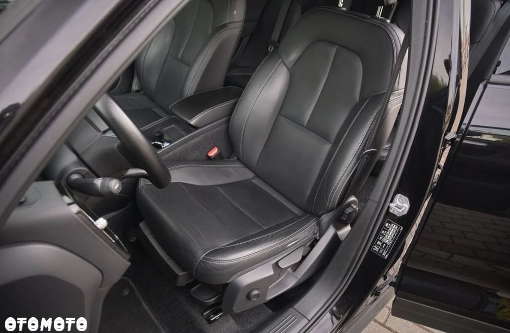 Volvo XC 40 T3 Momentum Pro - 2