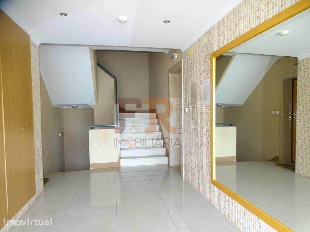 Apartamento T3 com Garagem Box e Arrecadação Fernão Ferro - Grande imagem: 2/40