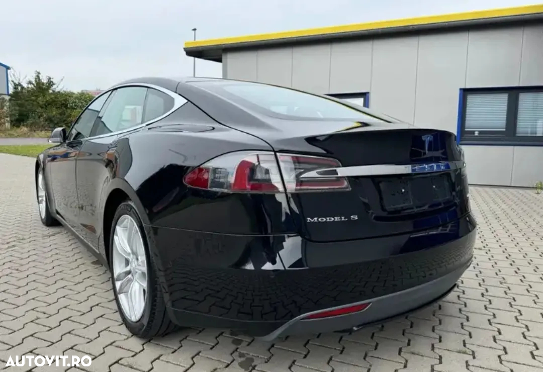 Tesla Model S - 3