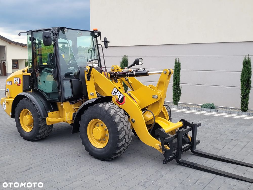 Caterpillar 906M / nowy model 2022r. / łyżka otwierana + widły / SUPER STAN - 9