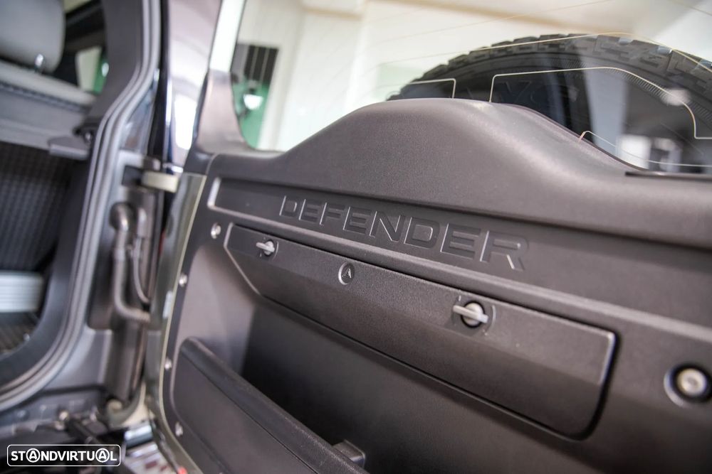 Land Rover Defender 3.0 I6 90 AWD X-Dynamic S - 41