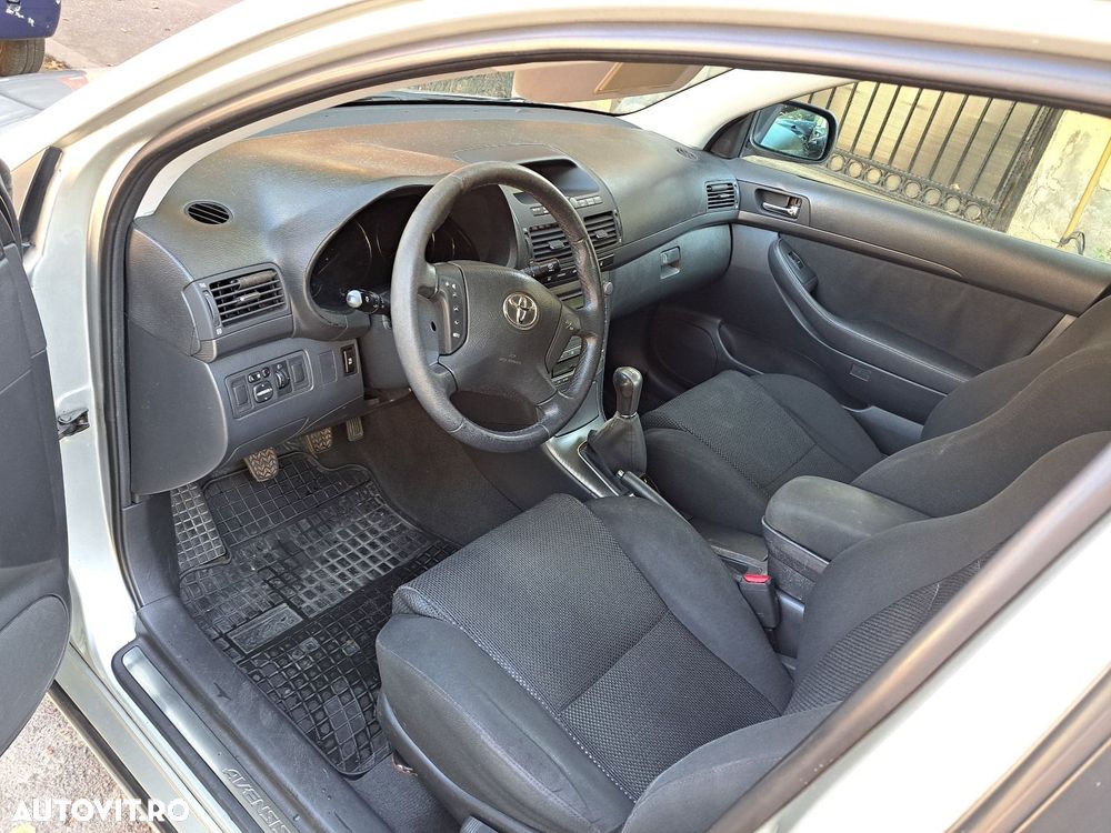 Toyota Avensis 1.8 Sedan Luna - 9