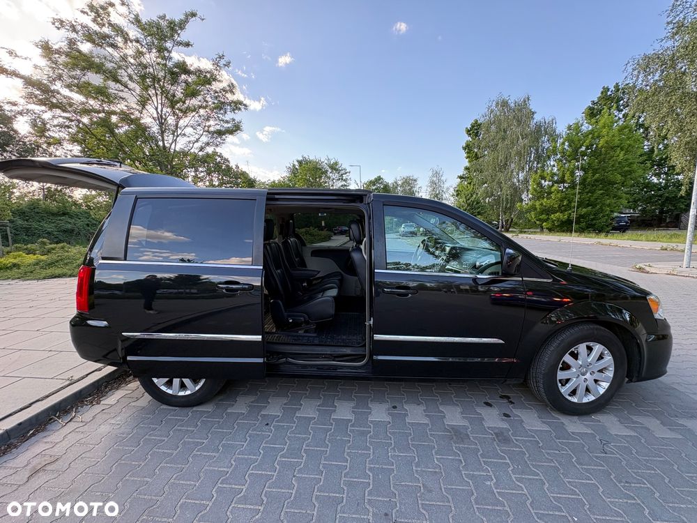 Chrysler Town & Country - 6